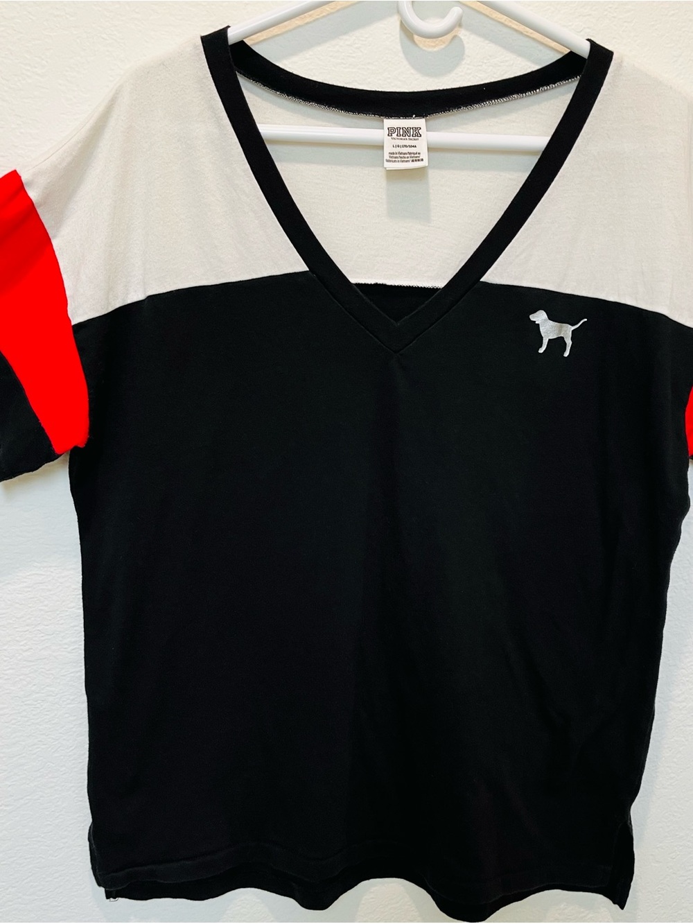 PINK Victoria's Secret Black, White & Red Colorblock V‑Neck Tee